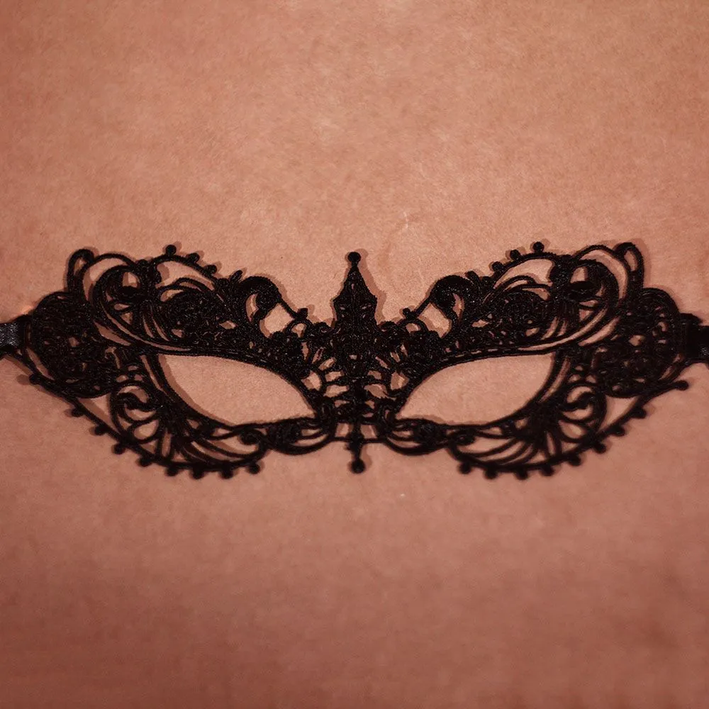 Маска на глаза маскарадная, черная