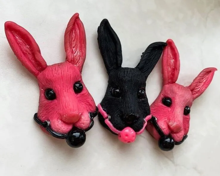 брошь pinkrabbit розовый кролик с черным кляпом, на магните в Симферополе