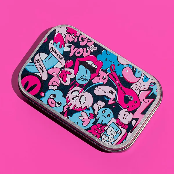 жевательная резинка pinkrabbit с логотипом в жестяной баночке в Симферополе