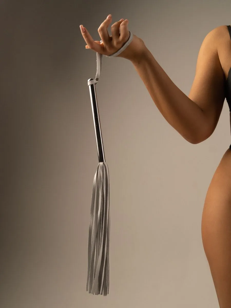 флоггер pinkrabbit из белой кожи с хромированной ручкой в Симферополе